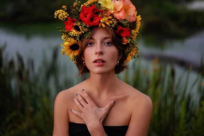 And the arms of the nature are carrying me.   Back to Nature and natural colours...